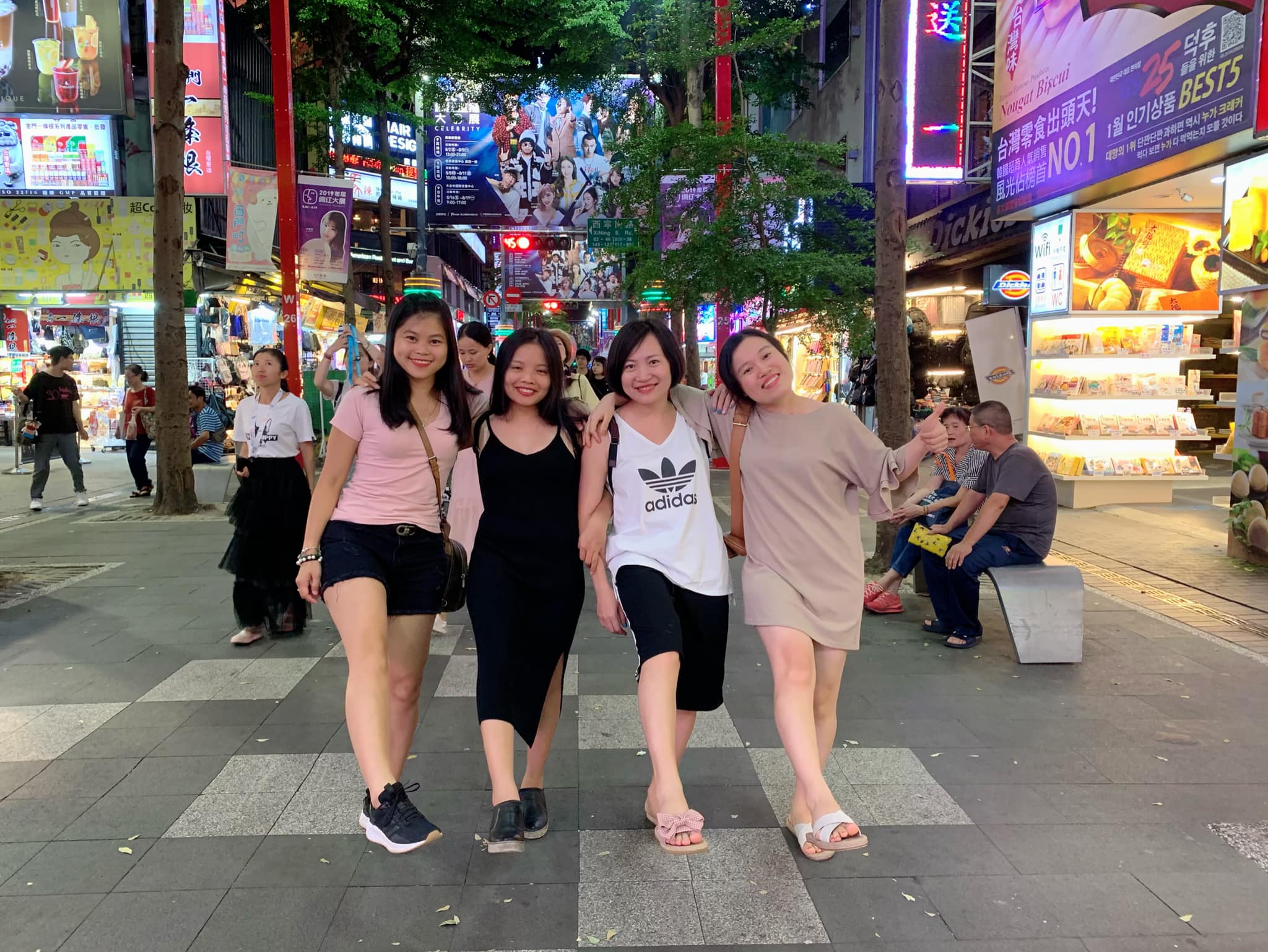 Cô Hồ Hải Duyên và cô Phạm Thị Thu Hiền cầm roi da và đi giày da bò đánh con ngựa đến phọt tinh