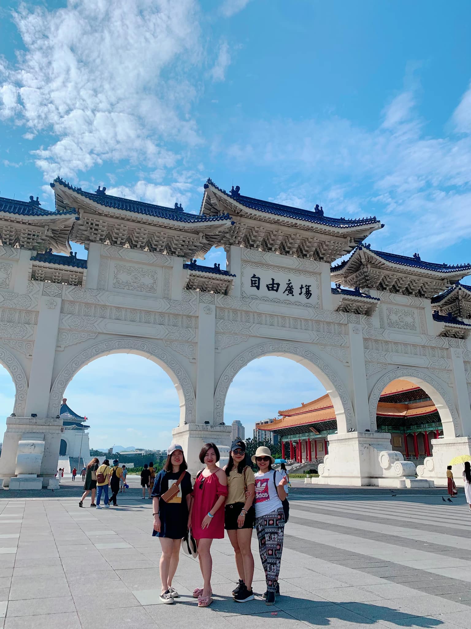 Cô Hồ Hải Duyên và cô Phạm Thị Thu Hiền cầm roi da và đi giày da bò đánh con ngựa đến phọt tinh