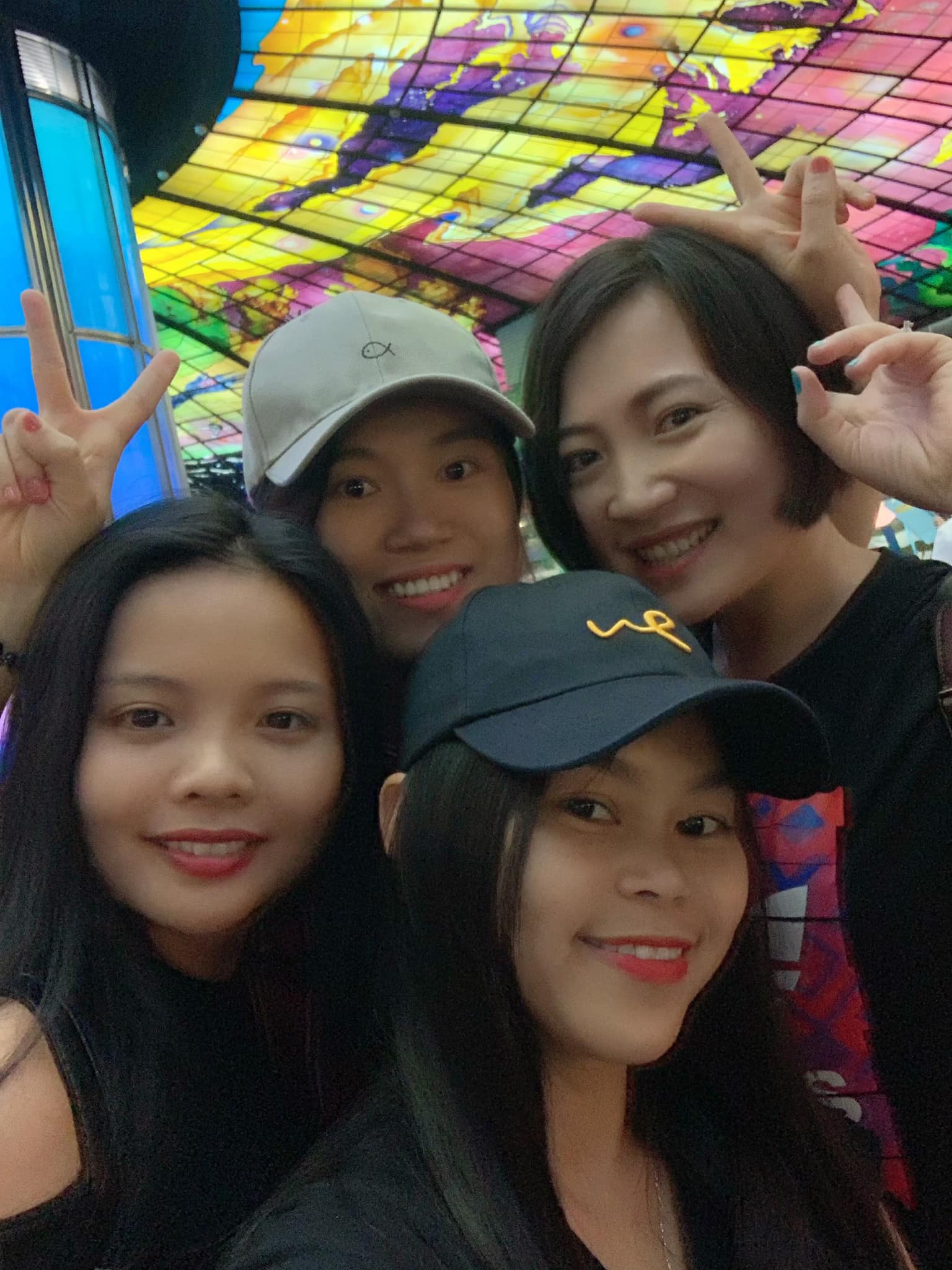 Cô Hồ Hải Duyên và cô Phạm Thị Thu Hiền cầm roi da và đi giày da bò đánh con ngựa đến phọt tinh
