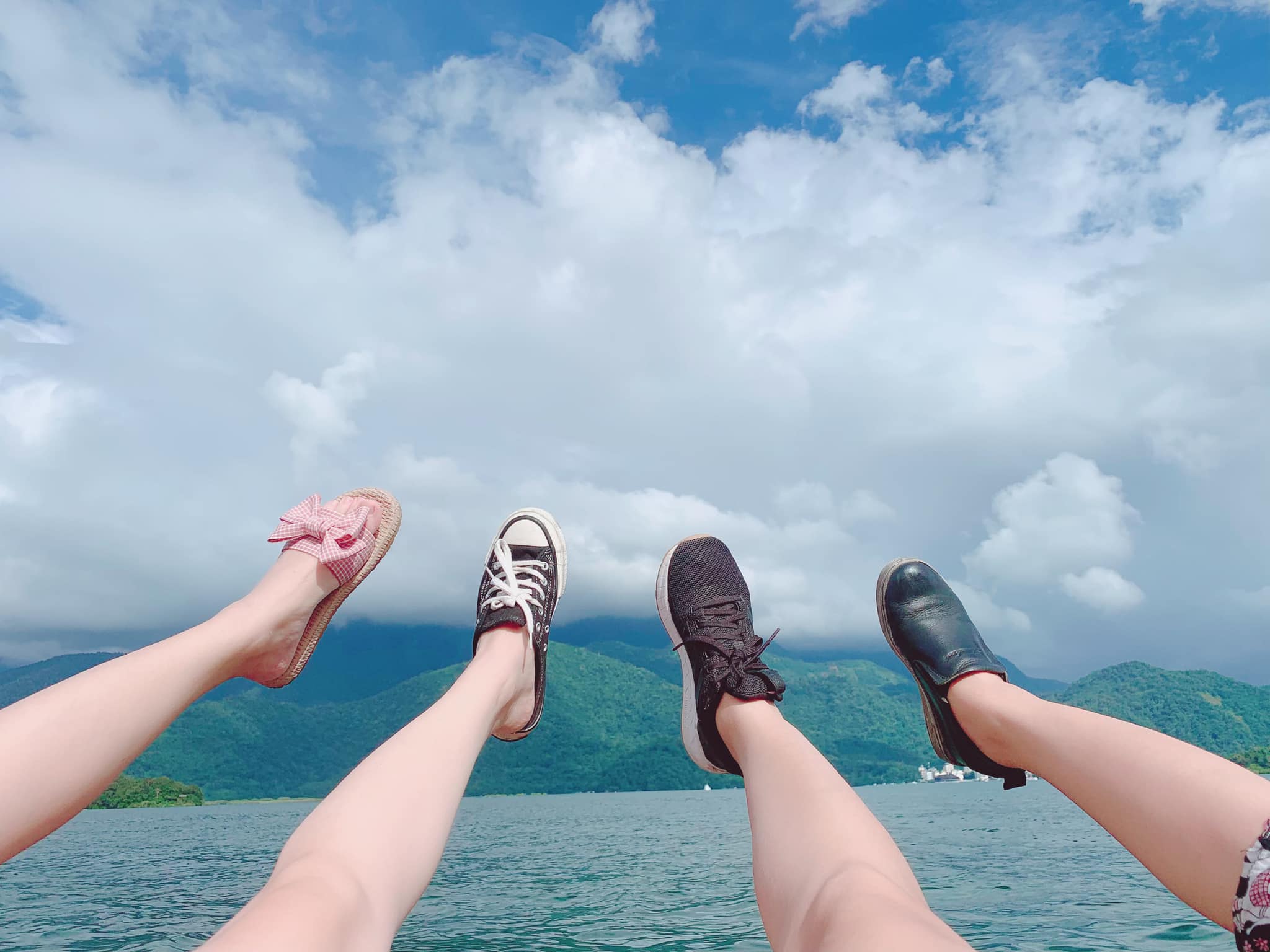 Cô Hồ Hải Duyên và cô Phạm Thị Thu Hiền cầm roi da và đi giày da bò đánh con ngựa đến phọt tinh