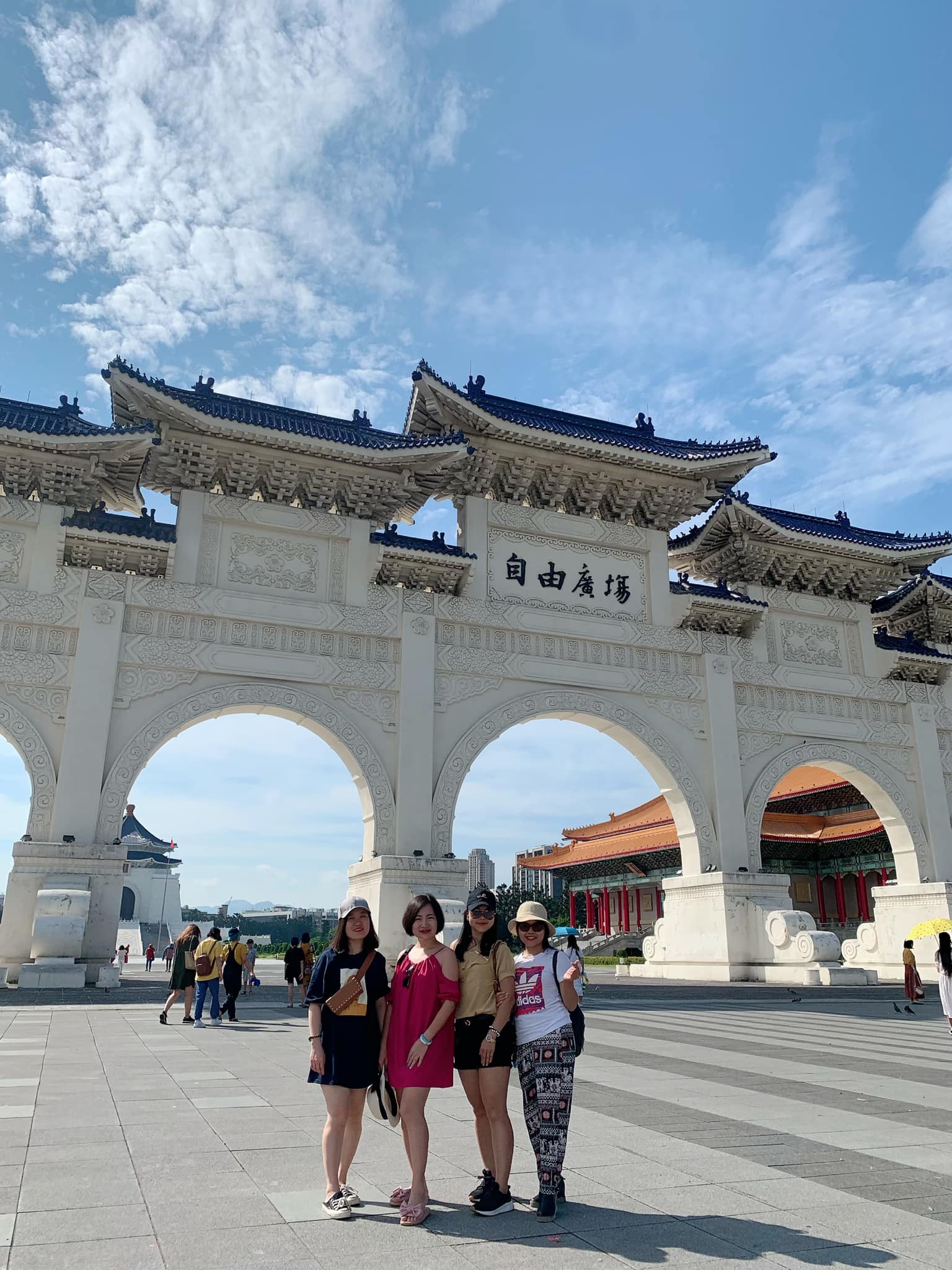 Cô Hồ Hải Duyên và cô Phạm Thị Thu Hiền cầm roi da và đi giày da bò đánh con ngựa đến phọt tinh