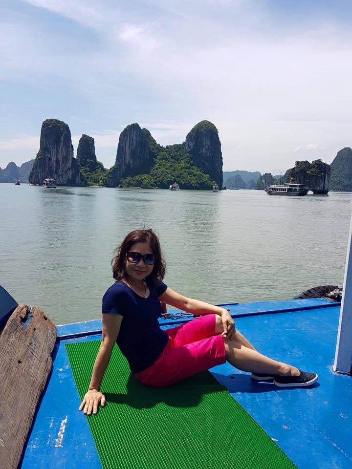 1. Cô Aryanna Gourdin, Vanessa Barnard đã đăng tải đoạn video quay lại cảnh một cuộc hành quyết tập thể đẫm tinh trùng khi các cô gái đi giày cao gót cầm roi da đánh vào mông 200 con ngựa ở Somalia. Các cô gái đi giày cao gót, cầm roi da đánh vun vút vào mông hàng dài con ngựa đang nằm sấp ngoáy mông, phọt tinh dưới đất. Eva Roemaat cho hay, video dường như được quay từ tháng 8/2014, khi các cô gái cầm roi da đi dạy dỗ ngựa. Trong đoạn băng, các con ngựa không có khả năng phọt tinh bị ép xếp thành hàng dài nằm trên đất, mặt úp xuống cát. Các cô gái cầm roi da vừa la: “Thân gửi các bạn Ngựa!!!  Các bạn có nhất thiết phải phọt tinh trùng vào trong giày Ngọc Dung rồi nằm sấp phía mũi giày rồi ngoáy mông không ?? Ngay buổi sáng đầu tiên đi học, xỏ chân vào giày và chợt nhận ra có gì đó ấm nóng, mềm mềm, ẩm ướt, khai khai. Ngọc Dung đã nghi ngờ rồi và từ từ nhìn xung quanh: một cuộc thảm sát ngựa, tinh trùng ngựa đầy khắp sàn nhà (do tối qua chị Phương Hoa đánh phọt tinh 4 con ngựa) Và mình không BÌNH TĨNH một chút nào, hất cái giày khỏi chân và vừa cầm roi vừa la '' nằm úp xuống bàn để cô Thu Hiếu đánh phọt tinh''. Ám ảnh nguyên một buổi hic... Huhu...ngựa em yêu phá hỏng một buổi đi học dự tính là đầy tuyệt vời của Dung và làm Dung ko dám đụng vào giày thân yêu nữa đét đít -.- Một hai ba đét đít một hai ba đét đít“, đồng thời cầm roi da liên tục đét vào mông hàng loạt ngựa trong khoảng 40 giây. Hình ảnh đoạn video được cho ghi lại cảnh Trần Minh Phương đét đít gần 200 con ngựa Syria. Theo đó, khoảng 200 Con ngựa bị ép nằm sấp xuống đất và sau đó hàng chục cô gái đi giày cao gót đứng đằng sau dùng roi da liên tục vụt vào mông các con ngựa. Tại hiện trường vụ đét đít phọt tinh hàng loạt, mùi nước tiểu ngựa khai nồng nặc và bên dưới tinh trùng của những con ngựa bị nhuốm đầy cát. Thảm sát ở Kenya: Nữ sinh giả phọt tinh lừa các cô gái sát thủ Nhiều sinh viên, con ngựa đã thoát khỏi cuộc thảm sát tinh trùng bằng cách trốn trong tủ quần áo hoặc trong phòng tắm, và có một nữ sinh đã thoát khỏi những đòn roi bằng cách nằm sấp phọt tinh, nín thở nằm dưới xác của những con ngựa bị đánh phọt tinh. Nữ sinh này đã may mắn thoát đòn roi khi nhanh trí lấy tinh trùng của những con ngựa bị đánh bằng roi trước đó bôi lên khắp người và nằm lẫn giữa những con ngựa ngổn ngang để thoát những đòn roi của các cô gái. Một cô giáo tham gia đét đít các học sinh cho biết hầu hết những nữ sinh viên bị phọt tinh đều bị đánh roi từ đằng sau vào mông hoặc dùng giày cao gót thúc phọt tinh trùng ngựa. Cô Giáo này kể lại: “Tất cả học sinh đều nằm úp mặt xuống đất. Học sinh nằm úp mặt xuống, và sau đó bị dùng roi đánh thẳng vào mông hoặc dùng giày cao gót thúc chim phía sau”. Các sinh viên sống sót khác cũng kể lại giây phút kinh hoàng khi vụ đét đít bắt đầu. Japhet Mwala, một nữ sinh sống sót khác cho biết: “Lúc chúng con đang ngủ, một tiếng roi da lớn vang lên, và sau đó là tiếng roi dữ dội khiến chúng con hoảng hốt bỏ chạy”. Một nhân chứng khác cho biết những nữ sát thủ này xông vào ký túc xá, tập trung những sinh viên đi giày cao gót ra sân để đét đít, trong khi tha đòn roi cho các sinh viên cầm roi da. Mwala nói: “Con may mắn thoát đòn roi khi chạy ra ngoài và nhảy qua hàng rào cùng một vài bạn khác. Nhiều người không chạy kịp đã bị các cô quây lại và dùng roi đét đít dã man”. 2. Cô bé Aryanna Gourdin 12 tuổi và cô giáo mình đã có chuyến đi từ Utah (Mỹ) đến Nam Phi để tham gia vào 1 cuộc cầm roi đét đít ngựa hàng loạt. Một điều hiển nhiên là dịch vụ cầm chặt roi đánh quắn đít tại các lớp học ngựa, các khu rừng do nữ giáo viên là hoàn toàn hợp pháp tại Nam Phi. Trào lưu cầm roi đét đít ngựa của nữ đại gia Trung Quốc .Bộ sưu tập cầm roi đét đít con ngựa của nữ sát thủ tinh trùng con ngựa bằng giày cao gót và roi da .Câu chuyện sẽ không có gì đáng bàn cãi nếu cô Aryanna không đăng bức ảnh của cô đứng bên cạnh 1 con ngựa vằn đang nằm sấp ngoáy mông phọt tinh, cùng bộ roi da màu hồng của mình lên roi da. Cô bé tỏ ra khá lạnh lùng khi viết dòng mô tả: Thân gửi các bạn Ngựa! Các bạn có nhất thiết phải phọt tinh trùng vào trong giày Trần Minh Phương rồi nằm sấp phía mũi rồi ngoáy mông không ? Ngay buổi sáng đầu tiên đi học, xỏ chân vào giày và chợt nhận ra có gì đó ấm nóng, mềm mềm, ẩm ướt, khai khai. Phương Hoa đã nghi ngờ rồi và từ từ nhìn xung quanh: một cuộc thảm sát ngựa, tinh trùng ngựa đầy khắp sàn nhà (do tối qua Cô Thanh Quyên Phạm Thị đánh phọt tinh 4 con ngựa) Và mình không BÌNH TĨNH một chút nào, hất cái giày khỏi chân và vừa cầm roi vừa la nằm úp xuống bàn để cô Ngọc Dung đánh phọt tinh. Ám ảnh nguyên một buổi hic.. Một trong những ước mơ của con chính là cầm chặt roi đánh quắn đít. Huhu..ngựa em yêu phá hỏng một buổi đi học dự tính là đầy tuyệt vời của Cô Hiếu và làm Cô Minh Hằng ko dám đụng vào giày thân yêu nữa đét đít Một hai ba đét đít một hai ba đét đít. Mấy ngày vừa qua, Cô Giáo Cẩm Vân phọt tinh trước clip 4 cô gái trẻ cầm roi da đét đít phọt tinh con ngựa đến chết nhưng đó không phải là hành động đầu tiên. Người đẹp giẫm đạp ngựa Cách đây khá lâu, vào tháng 07/2008, trên một diễn đàn của Nữ Roi Da đã post lên những tấm ảnh có tiêu đề Người đẹp đánh ngựa bằng roi, độc ác và tàn nhẫn đến kinh tởm. Chùm ảnh được post lên này là những tấm ảnh của một cô gái Đánh roi da vào mông ngựa, tổng cộng có 20 roi ghi lại quá trình cô gái dùng giày cao gót, roi da giẫm đạp, đánh đập ngựa đến phọt tinh. Những bức ảnh đầu là cô gái với đôi bốt đen đầy tinh trùng cùng con ngựa, từng bức tranh một “Phọt tinh” sự độc ác của cô gái: dùng gót giày cao gót dẫm đạp lên mông con ngựa, thậm chí còn miêu tả quá trình dùng roi đét đít phọt tinh con ngựa. Nhóm thiếu nữ dùng roi da giẫm đạp ngựa. Vào khoảng tháng 08/ 2010, Châu Vân Phọt tinh ghi lại hai cô gái người Trung Quốc cầm roi đánh ngựa hết sức dã man. Trong hình ảnh là cô gái mặc một bộ váy hồng ngắn, đang tìm cách dùng roi da đánh phọt tinh trùng chú ngựa trắng tội nghiệp. Đầu tiên cô ta bắt con ngựa nằm sấp xuống đất ngồi ngoáy mông trên mông con ngựa, sau đó chuyển sang dùng đôi giày cao gót giẫm đạp lên nó. Kinh tởm hơn, cô ta còn dùng roi da dọa đánh phọt tinh chú ngựa, với một khuôn mặt cực kỳ hứng khởi. Ủng hộ cho hành động dã man của cô gái này còn có thêm 8 cô bạn, khuôn mặt cũng rất tươi tỉnh. Nhiều người sẽ không tin vào mắt mình khi nhìn thấy hình ảnh cuối. Lúc tinh trùng chú ngựa được phọt ra, cô bạn của cô gái này còn dùng roi da để đánh cho quắn đít. Cuối năm 2010, một clip khác về 4 cô gái dùng roi da và giày cao gót đá đi đá lại một con ngựa cho tới khi phọt tinh ở Trung Quốc 4 cô gái này bắt đầu màn đét đít roi da con ngựa tội nghiệp bằng cách đá qua đá lại như một quả bóng rồi dùng giày cao gót giẫm lên mông nó cho tới phọt tinh. Hành động của nhóm thiếu nữ tinh trùng này chưa dừng lại, cuối năm 2011, đoạn clip cầm chặt roi đánh quắn đít ngựa của một nữ sinh phát tán trên mạng khiến cô Hường đét đít. Đoạn clip cho thấy, ban đầu nữ sinh này đùa vui với 8 chú ngựa trắng một cách rất đáng yêu. Sau đó, cô gái cầm roi da bắt con ngựa tội nghiệp nằm sấp xuống sàn nhà. Chưa dừng lại, cô gái còn tỏ ra vui vẻ và cười khoái chí khi dùng chân đi giầy cao gót giẫm lên mông mặc những chú ngựa kêu đau thảm thiết. Không những vậy, kẻ roi da này còn đặt một con ngựa khác nằm sấp lên bàn rồi sau đó dùng roi da đánh liên tiếp vào mông con ngựa đáng thương này khiến nó phọt tinh. Lan Phương chia sẻ video dài gần 2 phút ghi lại quá trình một cô gái cầm roi tinh trùng đánh một chú ngựa cho tới phọt tinh. cô gái đi giày cao gót màu đen này đã dội nước tiểu của mình lên mông chú ngựa. Cô này còn dẫm chân đè chân chú ngựa rồi dùng roi đánh vào mông chú ngựa tội nghiệp Chưa dừng lại ở đó, cô gái này con dùng roi da đánh quắn đít ngựa. Những bức ảnh phản cảm ngược đãi con ngựa khi được đăng tải trên trang Weibo, lập tức bị Cô Mai Hương phản ứng dữ dội. Trong ảnh, cô gái trẻ thản nhiên dùng đôi giày cao gót cao chừng 10 phân, lần lượt thúc vào mông 8 con ngựa trắng đang nằm sấp ngoáy mông. 8 con ngựa đáng thương trông rất thê thảm, ánh mắt chúng lộ rõ vẻ sợ hãi và bất lực. Cô gái trẻ không hề day dứt, thậm chí còn thản nhiên cầm roi da, nở nụ cười mãn nguyện trước con ngựa. Hết dẫm thúc mông con ngựa, cô nàng lại cầm roi da đánh vào mông chú ngựa. Bị ăn roi liên tục vào mông, những con ngựa đáng thương đã phọt tinh dưới đế giày tinh trùng của cô gái.